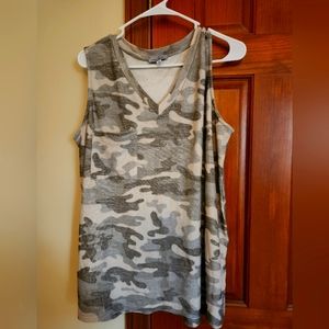 White Birch camo sleeveless top, size 1X.